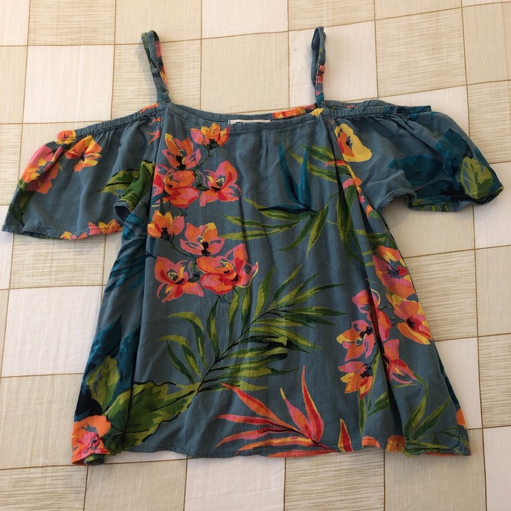 flowy floral top perfect for the beach!